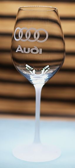 Винный бокал 480 мл с гравировкой Audi Audi подарок для автолюбителя стеклянный фужер с логотипом авто | Зображення 1