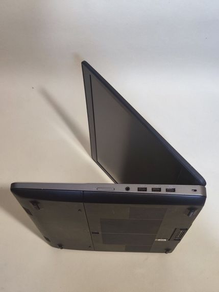 Мобильная рабочая станция Dell Precision 7710 / 17.3" (1920x1080) IPS / Intel Xeon E3-1505M v5 (4 (8) ядра по 2.8 - 3.7 GHz) / 16 GB DDR4 / 256 GB SSD / nVidia Quadro M3000M, 4 GB GDDR5, 256-bit / WebCam б/у | Зображення 5
