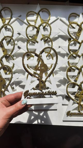 Медальниця для художньої гімнастики, іменна з поличкою, дерев'яна, тримач для медалей, медальниці