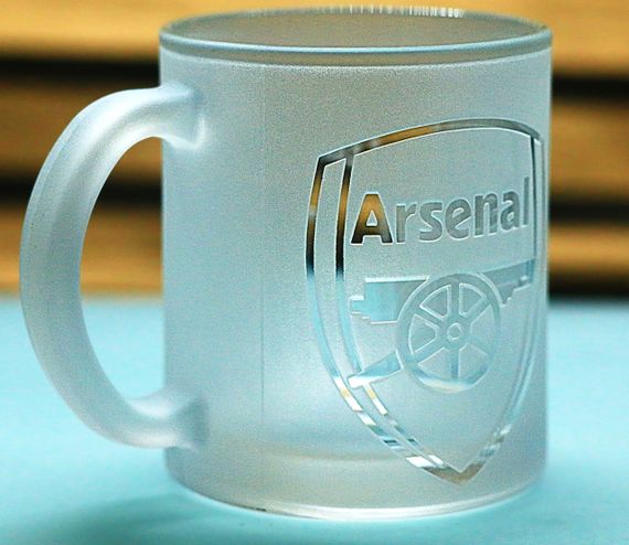 Подарункова скляна чашка для чаю та кави 320 мл з гравіюванням лого ФК Арсенал з номером гравця | Зображення 1