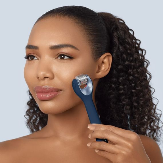 Електронний ролер для обличчя з мікроголками GESKE MicroNeedle Face Roller 9в1 gray, Синій | Зображення 3