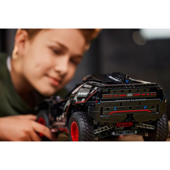 Конструктор LEGO Technic Audi RS Q e-tron 914 деталей (42160) | Зображення 8