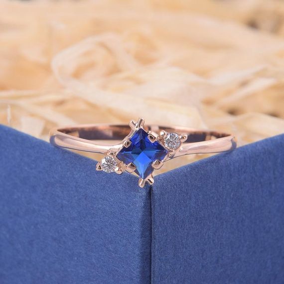 Кольцо из красного золота с синим камнем 16