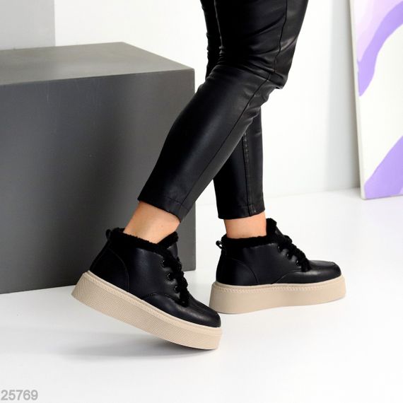 Стильні зимові чорні шкіряні черевики на потовщеній бежевій підошві | Зображення 6