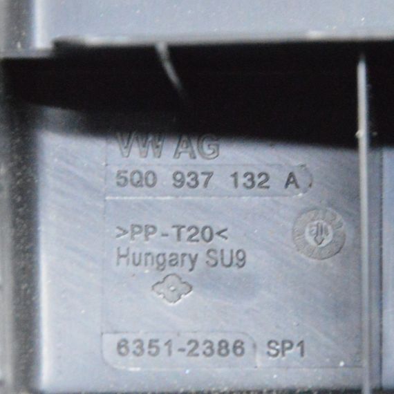 Кришка блоку запобіжників Volkswagen Golf VII 2012-2020 Корпус блоку запобіжників Фольксваген 5Q0937132A | Зображення 2