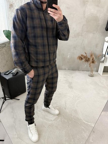 Костюм у клітинку