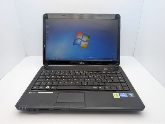 Ноутбук Fujitsu LifeBook LH531 / 14" (1366x768) TN / Intel Core i5-2430M (2 (4) ядра по 2.4 - 3.0 GHz) / 6 GB DDR3 / 500 GB HDD / Intel HD Graphics 3000 / WebCam / DVD-ROM б/у | Зображення 1