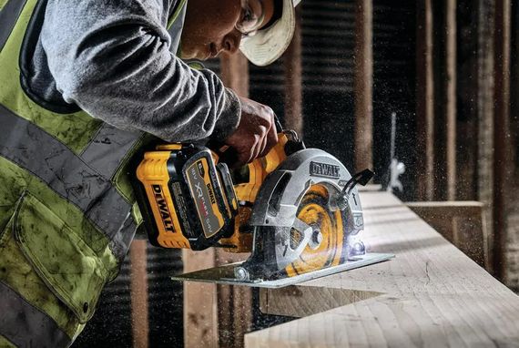 Пила дискова акумуляторна DeWalt без АКБ та ЗП DCS573NT | Зображення 1