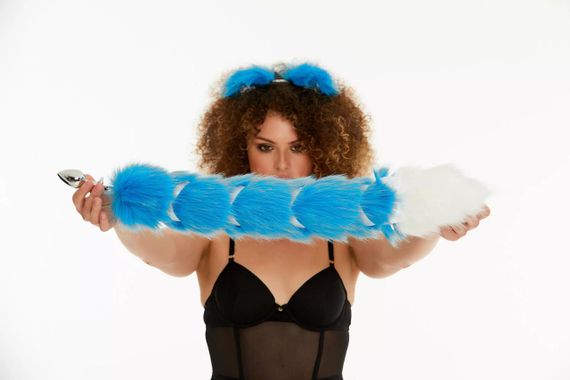 Анальний хвіст зі стрічкою без пробки, Яскраво-блакитний з білим кінчиком, OKOVA 60 см. Sex Aura | Зображення 2