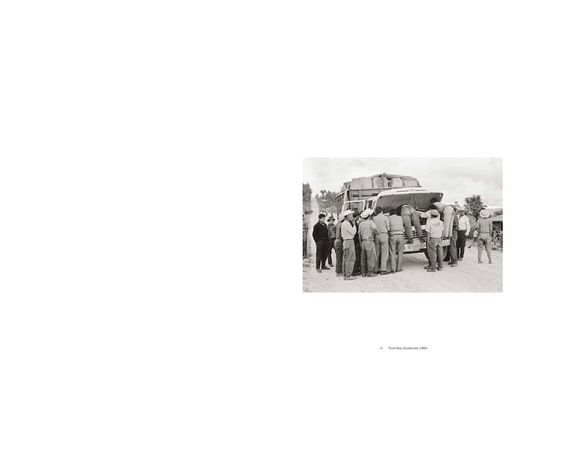 Книга про уличную фотографию Fred Herzog: Black and White фотоискусство черно-белая фотография Фреда Херцога | Зображення 8