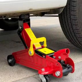 Домкрат гидравлический подкатной металлический на колесиках ручной Красный