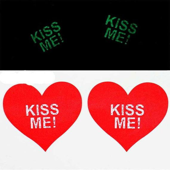 Виниловые светящиеся наклейки на соски "Kiss Me!" – Садо-мазо
