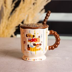 Новогодняя фарфоровая чашка "Веселая Такса" с крышкой и ложкой 400 мл, Праздничная кружка чашка для детей на подарок FM-17C