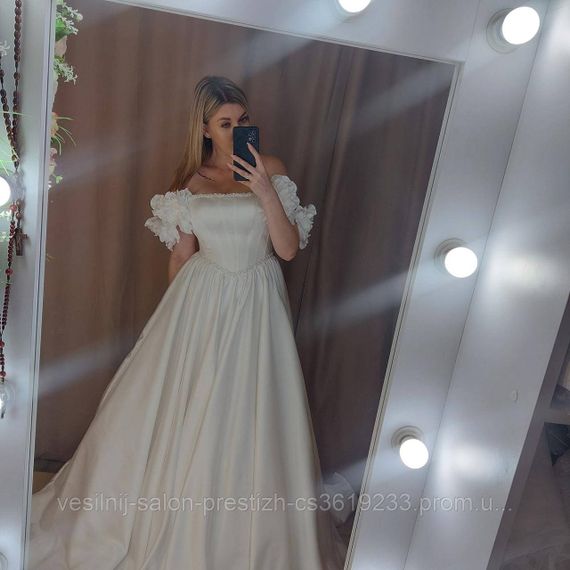 Атласна весільна сукня, декорована квітами | Зображення 1