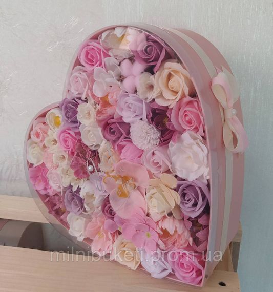 Букет із  мильних квітів в коробці-серце "Романтичний настрій"