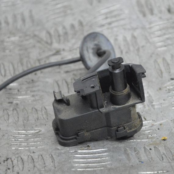 Замок лючка бензобака Skoda Rapid 2012-2019 Замок люка паливного бака Шкода 5C6810773H | Зображення 2