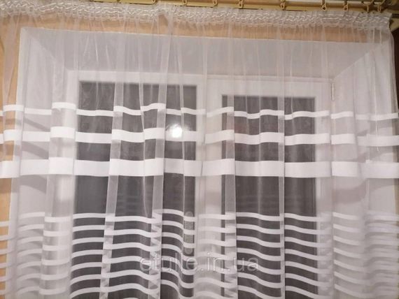 Готова коротка пошита біла фіранка тюль в смужку на фатине до підвіконня. Зразок з вітрини | Зображення 4