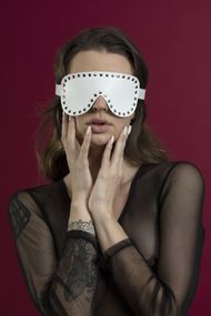 Маска на очі із заклепками Feral Feelings Blindfold Mask Біла One Size