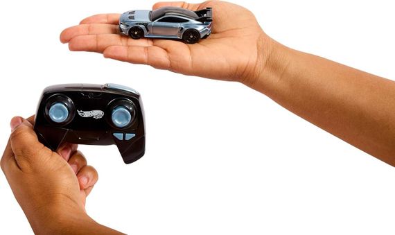 Машинка Хот Вілс Форд Мустанг 1:64 на пульті управління для треку Hot Wheels Ford Mustang Mattel | Зображення 2