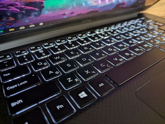 Ігровий ноутбук Dell XPS 15 7590 / 15.6" (1920x1080) IPS / Intel Core i5-9300H (4 (8) ядра по 2.4 - 4.1 GHz) / 16 GB DDR4 / 512 GB SSD / nVidia GeForce GTX 1650, 4 GB GDDR6, 128-bit / HDMI / WebCam / Windows 10 б/в + Подарунок Бездротова миша / USB | Зображення 5
