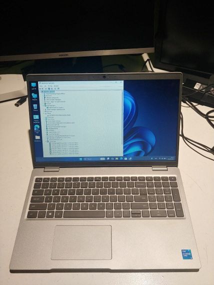 Ультрабук Б-клас Dell Precision 3560 / 15.6" (1366x768) TN / Intel Core i5-1145G7 (4 (8) ядра по 2.6 - 4.4 GHz) / 16 GB DDR4 / 240 GB SSD / Intel Iris Xe Graphics / WebCam / Windows б/в | Зображення 3
