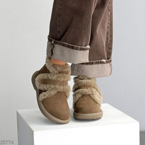 Зручні теплі замшеві зимові бежеві черевики на липучці | Зображення 1