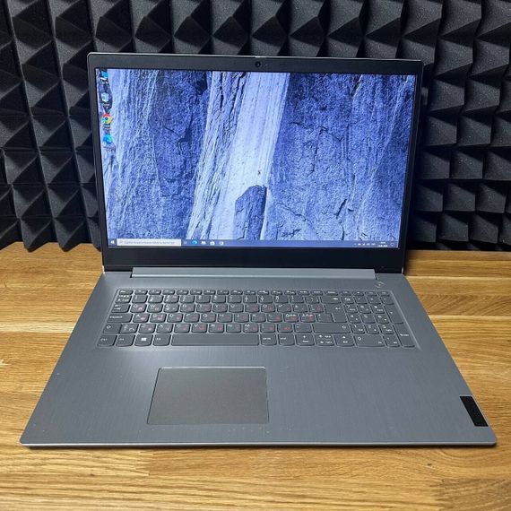 Ноутбук Б-клас Lenovo Ideapad 3 17ADA05 / 17.3" (1600x900) TN / AMD Ryzen 5 3500U (4 (8) ядра по 2.1 - 3.7 GHz) / 8 GB DDR4 / 256 GB SSD / AMD Radeon Vega 8 Graphics / WebCam б/в | Зображення 1