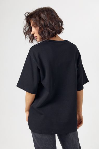 Футболка жіноча oversize з чорно-білим принтом і написом Essential - чорний цвет, ONE SIZE (є розміри) | Зображення 1