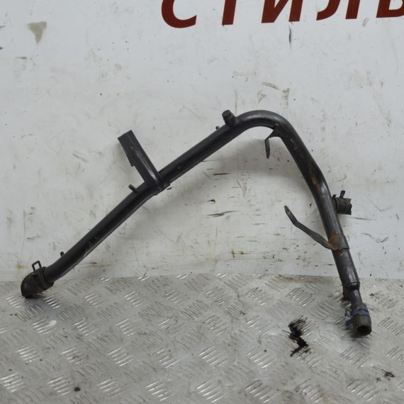 Трубка охолоджувальної рідини 2.4 D Volkswagen Transporter 1990-2003 Патрубок охолодження Фольксваген 074121065L