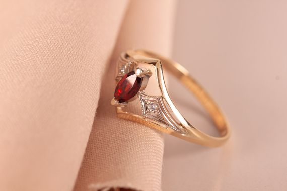 Кольцо из красного и белого золота с гранатом 16 | Зображення 3
