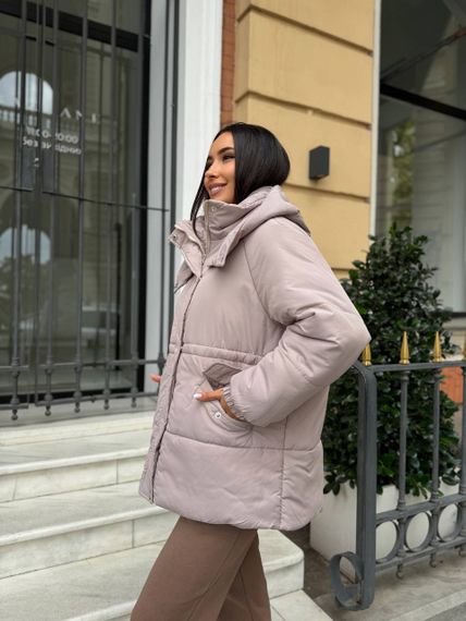 Женская теплая зимняя куртка на кулиске с капюшоном NB24035 цвет мокко размер 54/56 | Зображення 1