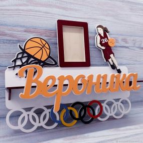 Медальниця баскетбол, іменна з поличкою, дерев'яна, тримач для медалей, медальниці