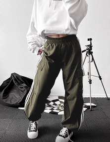 Женские брюки из плащевки карго с лампасами и накладными карманами SSH133 цвет хаки, onesize 42/46