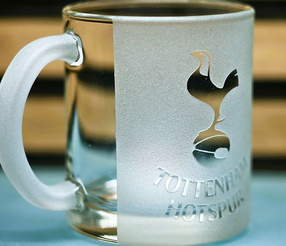 Подарочная стеклянная чашка для чая и кофе 320 мл с гравировкой лого футбольного клуба ФК Тоттенхэм  глянец | Зображення 1