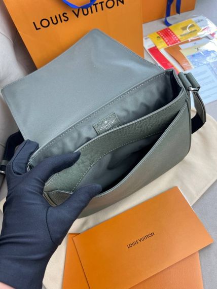 Месенджер хакi Louis Vuitton District PM Taiga Gray c848 | Зображення 7