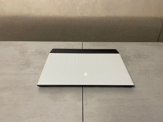 Игровой ноутбук Dell Alienware 15 R3 / 15.6" (3840x2160) OLED / Intel Core i9-10980HK (8 (16) ядер по 2.4 - 5.3 GHz) / 32 GB DDR4 / 512 GB SSD / nVidia GeForce RTX 2080 Super Max-Q, 8 GB GDDR6, 256-bit / WebCam б/у + Подарок Проводная мышь / USB | Зображення 5