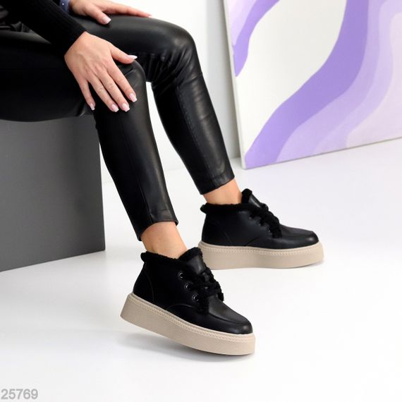 Стильні зимові чорні шкіряні черевики на потовщеній бежевій підошві | Зображення 1