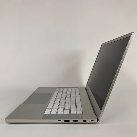 Ігровий ноутбук Б-клас Razer Blade 15 / 15.6" (1920x1080) IPS / Intel Core i7-8750H (6 (12) ядер по 2.2 - 4.1 GHz) / 32 GB DDR4 / 1000 GB SSD / nVidia GeForce RTX 2060, 6 GB GDDR6, 192-bit / WebCam б/в + Подарунок Бездротова миша / USB | Зображення 4