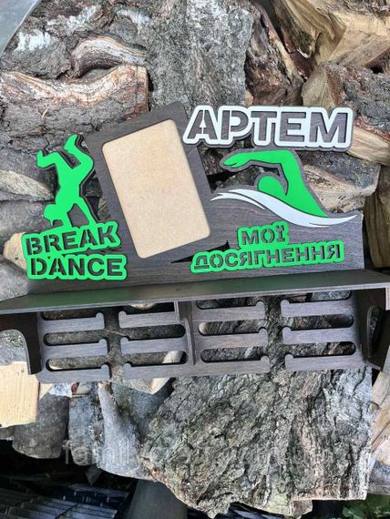 Медальниця з фоторамкою і полицею для кубків Дерев'яний тримач для медалей Органайзер для нагород, грамот, дипломів | Зображення 4