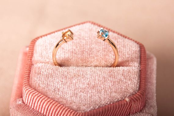 Кольцо из красного золота с желтым и голубым камнем 18.5 | Зображення 1