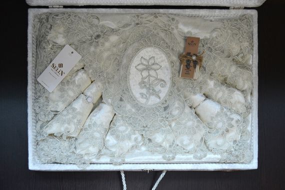 Подарунковий набір для сервірування столу Selin Gamze Set 160×350 см в скрині Кремовий | Зображення 3