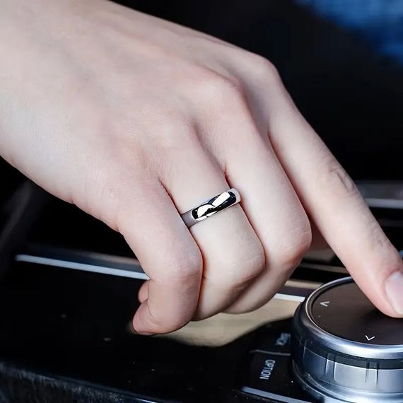 Серебристое обручальное кольцо из титановой стали 4 мм Liresmina Jewelry размер 19 | Зображення 1