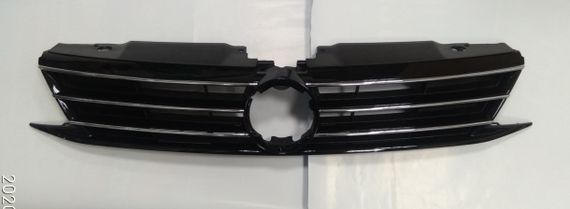 Решетка радиатора VW Jetta VI '14- черная, с хром молдингами 5C6853651AJ
