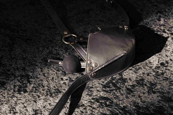 Маска-кляп Head Harness with Mouth Cover and Solid Ball Gag, чорна | Зображення 1