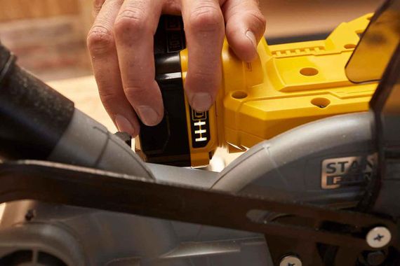 Пила торцювальна акумуляторна STANLEY FATMAX SFMCS701M1 | Зображення 4
