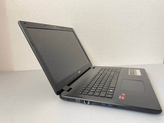Ноутбук Acer Aspire E5-721 / 17.3" (1600x900) TN / AMD A8-6410 (4 ядра по 2.0 - 2.4 GHz) / 12 GB DDR5 / 240 GB SSD / AMD Radeon R5 Graphics / WebCam б/у | Зображення 3
