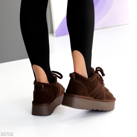 Замшеві Шоколадні кросівки уггі з хутром Тедді на потовщеній підошві | Зображення 4