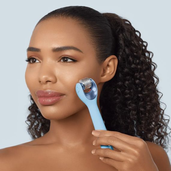 Электронный роллер для лица с микроиглами GESKE MicroNeedle Face Roller 9в1 gray, Голубой | Зображення 3