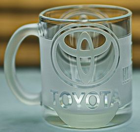 Стеклянная чашка Toyota Тойота 320 мл с гравировкой Подарок автолюбителю кружка для чая и кофе из лого  авто и легендарный слоган