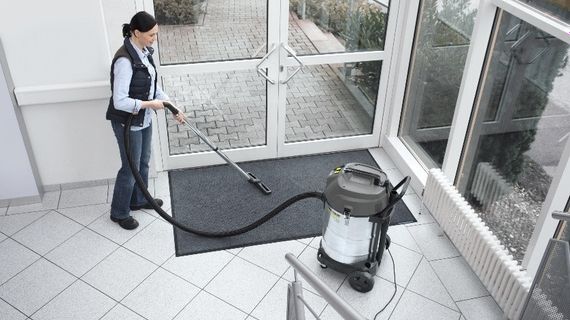 Пылесос профессиональный Karcher NT 70/2 Me Classic двухмоторный, влажная/сухая уборка (1.667-306.0) | Зображення 1
